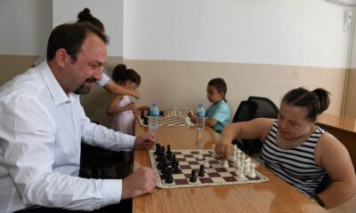 Çiğli Belediyesinden çocuklara satranç takımı hediyesi
