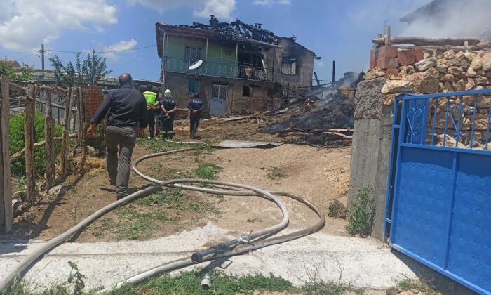 Çıkan yangında bir ev ve çok sayıda saman balyası yanarak zarar gördü