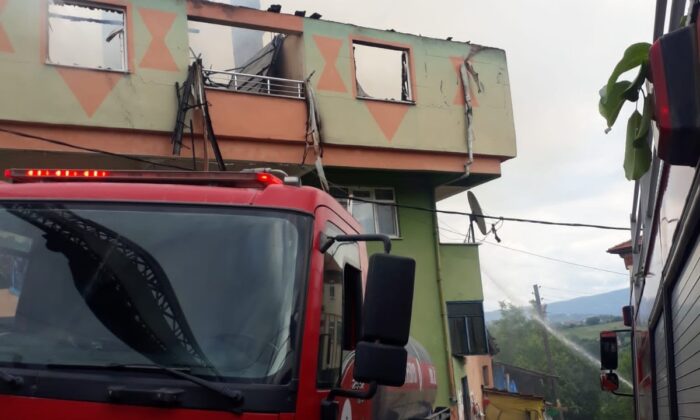 Çıkan yangında ev ve çatı kullanılmaz hale geldi
