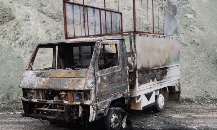 Çıkan yangında kamyonet küle döndü