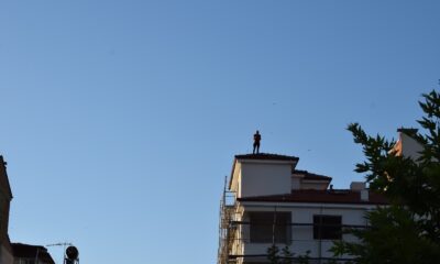 Çıktığı çatıdan kendi indi, arkadaşını çıkardı