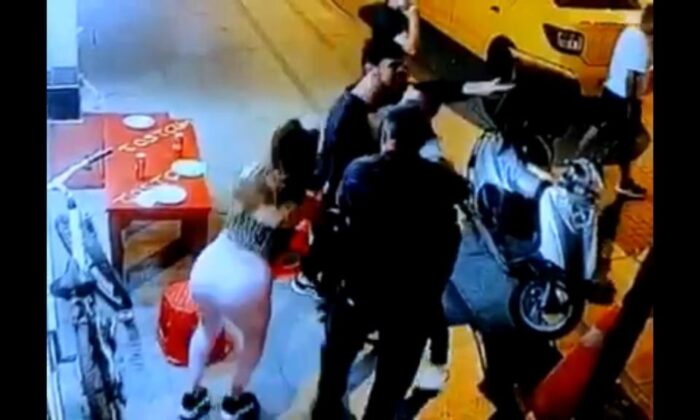 Cinayetle sonlanan yan bakma kavgası kamerada