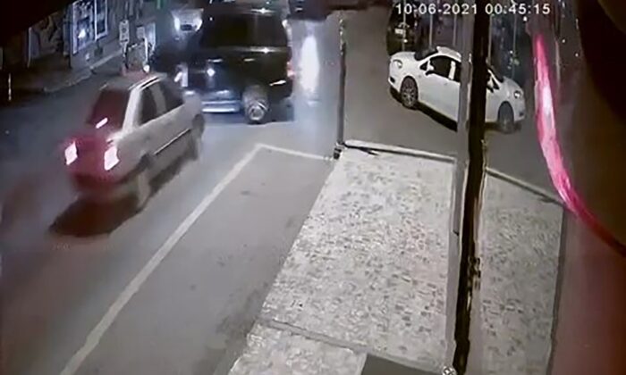 Cip ile otomobilin çarpıştığı kaza kameraya yansıdı