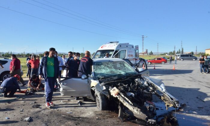 Ciple otomobil çarpıştı: 1 ölü, 2 yaralı