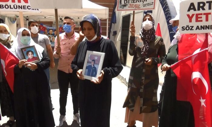 Çocuğunu terörün elinden kurtarmak isteyen bir anne daha HDP önündeki evlat nöbetine katıldı