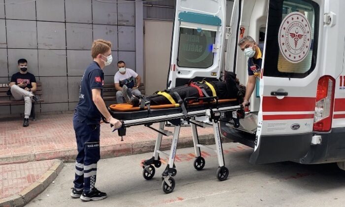 Çocuğunun kaçan topunu almak isterken dereye düşüp ölümden döndü