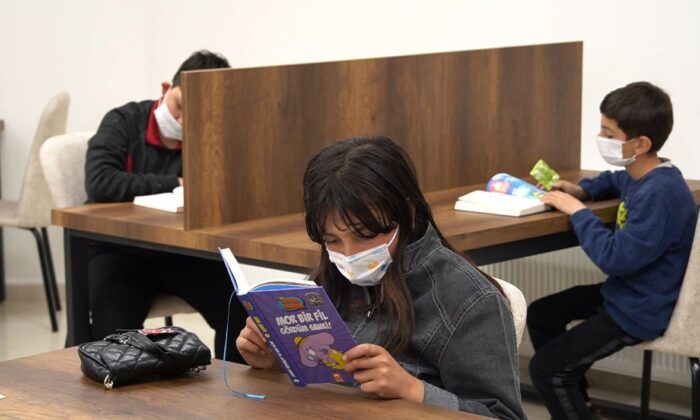 Çocuk kütüphanesine miniklerden yoğun ilgi