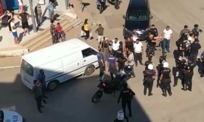 Çocuklar arasında çıkan tartışma tekmeli sopalı kavgaya dönüştü