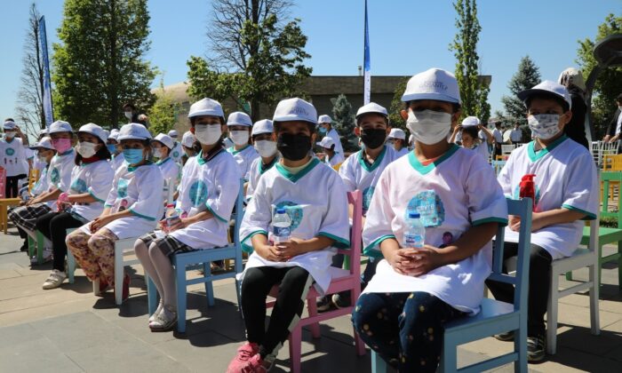 Çocuklar tiyatro ile çevre temizliğine dikkat çekti