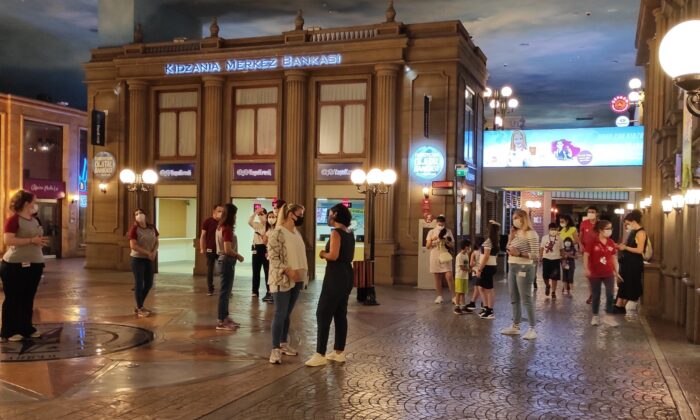 Çocuklar yaz tatiline karne partisiyle başladı