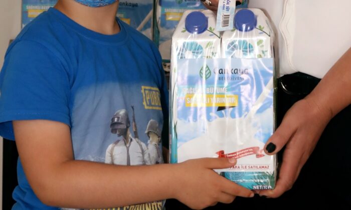 Çocuklara süt dağıtımı