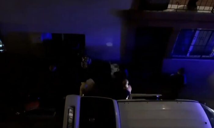 Çocukların kavgasına aileler katıldı, ortalık savaş alanına döndü…O anlar kamerada