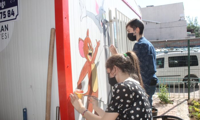 Çocukların mahalle parkına çizdiği resimler büyük beğeni aldı