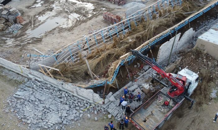 Çöken ağıldan 205 koyun kurtarıldı, 15’i telef oldu