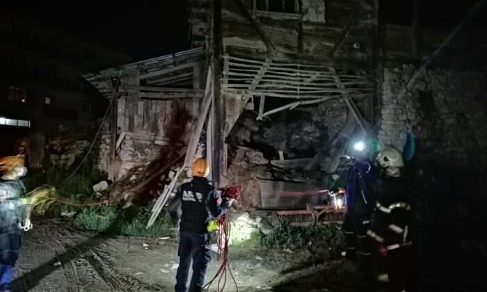 Çöken evin altında kalan keçi kurtarıldı