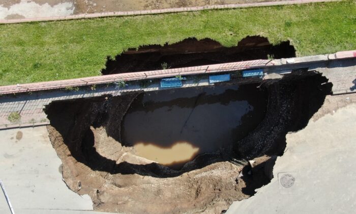 Çöken yolda oluşan çukurun boyutu gün ağırınca ortaya çıktı