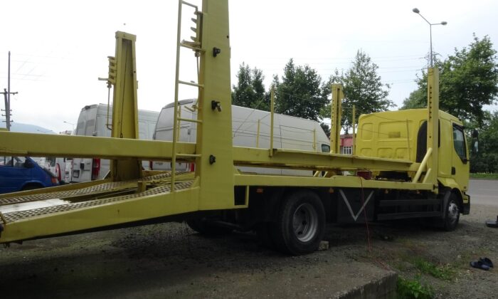 Çoklu araç taşıyıcının ikinci katı üzerine düşen işçi ezilerek hayatını kaybetti