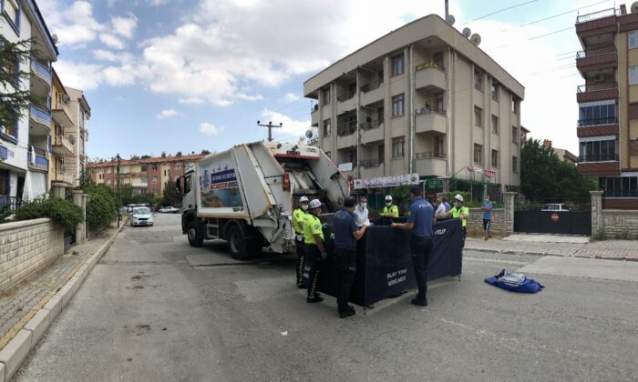Çöp kamyonunun çarptığı kadın hayatını kaybetti