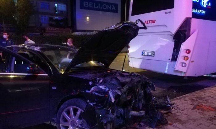 Çöp konteynerleri ile aydınlatma direğine çarpan otomobil takla attı: 1 yaralı