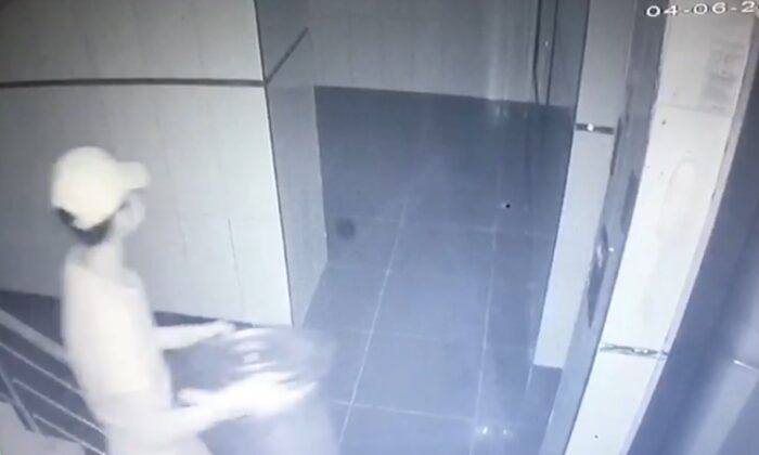 Çöp kovasıyla apartmandaki ayakkabıları çaldı