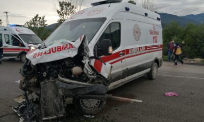 Covid-19 hastası taşıyan ambulans minibüs ile çarpıştı
