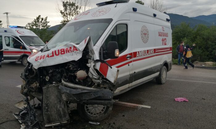 Covid-19 hastası taşıyan ambulans minibüs ile çarpıştı