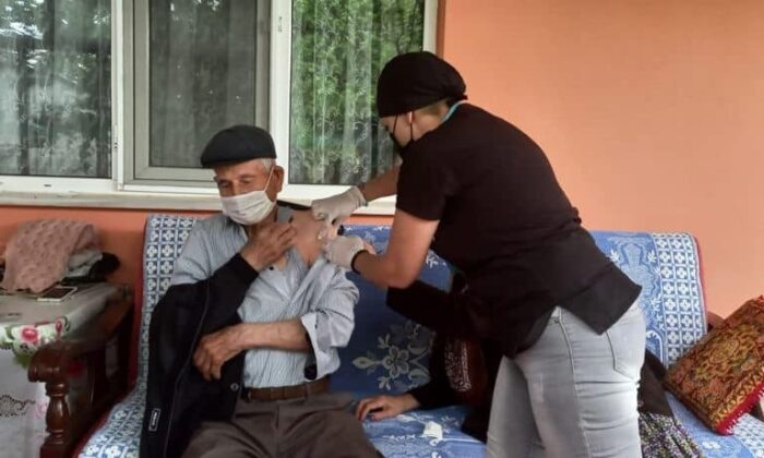 “Covid-19 savaşçıları” köylerde aşılama çalışmalarına devam ediyor