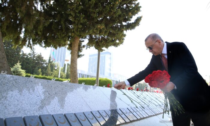 Cumhurbaşkanı Erdoğan, Bakü’de Türk Şehitliğini ziyaret etti
