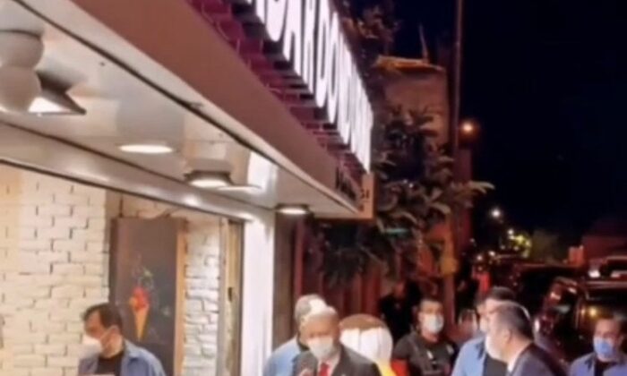 Cumhurbaşkanı Erdoğan, Beylerbeyi’nde dondurmacıya uğradı