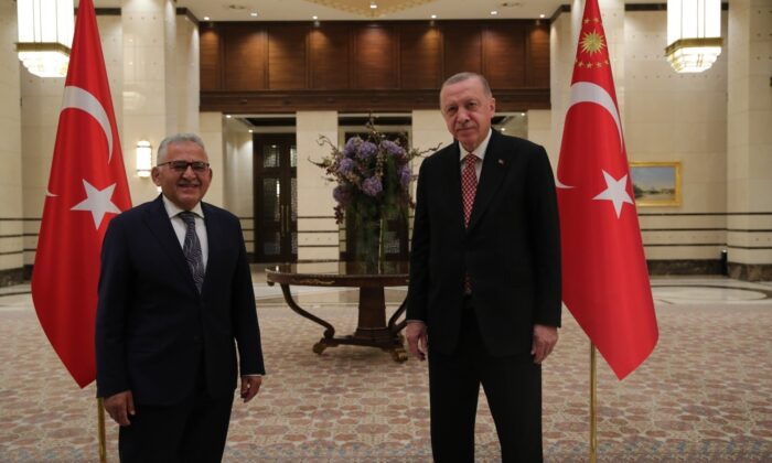 Cumhurbaşkanı Erdoğan, Büyükkılıç’ın da olduğu 40 belediye başkanı ile görüştü