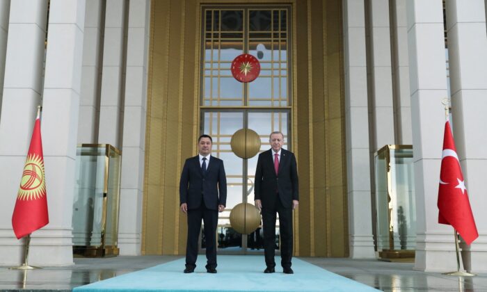 Cumhurbaşkanı Erdoğan, Kırgızistan Cumhurbaşkanı Caparov’u resmi törenle karşıladı