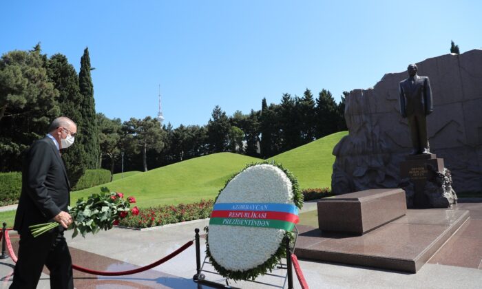 Cumhurbaşkanı Erdoğan, merhum Cumhurbaşkanı Haydar Aliyev’in kabrini ziyaret etti