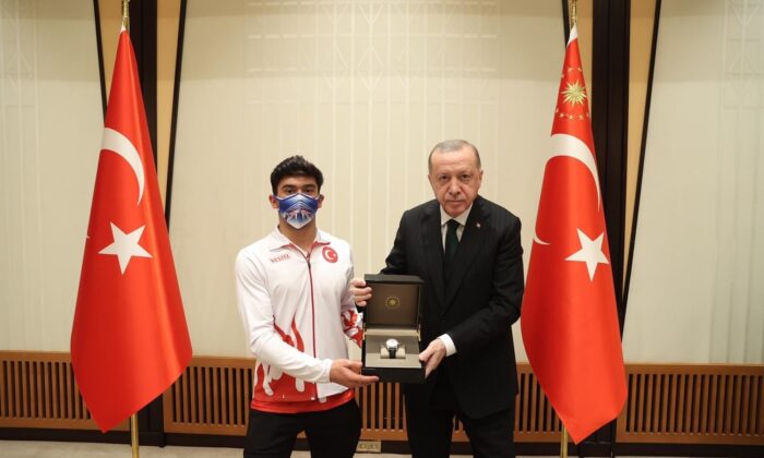 Cumhurbaşkanı Erdoğan, Mert Efe Kılıçer’i ödüllendirdi