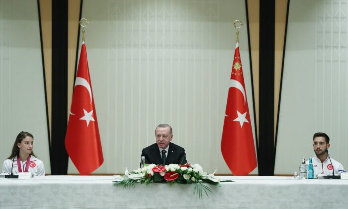 Cumhurbaşkanı Erdoğan, milli sporcuları kabul etti