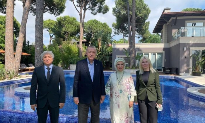Cumhurbaşkanı Erdoğan, Rektör Özkan ve eşi Ömer Özkan’la bir araya geldi