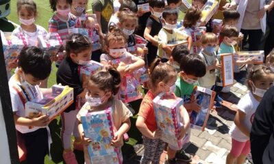 Cumhurbaşkanı Erdoğan, ‘Tayyip dede’ diye seslenen çocuklara oyuncak dağıttı