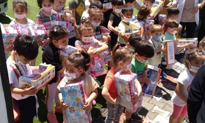 Cumhurbaşkanı Erdoğan, ‘Tayyip dede’ diye seslenen çocuklara oyuncak dağıttı