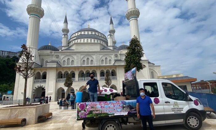 Cumhurbaşkanı Erdoğan’ın açılışını yapacağı Zonguldak Uzun Mehmet Camii’nin etrafı gül suyu ile yıkandı