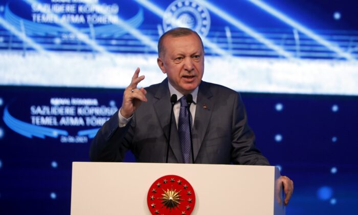 Cumhurbaşkanı Recep Tayyip Erdoğan, “Her büyük geminin Boğaz geçişi, şehir için ciddi risk anlamına geliyor. Projeye İstanbul’un geleceğini kurtarma projesi olarak görüyoruz” dedi.