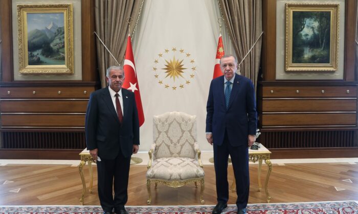 Cumhurbaşkanı Recep Tayyip Erdoğan, KKTC Meclis Başkanı Önder Sennaroğlu’nu kabul etti.