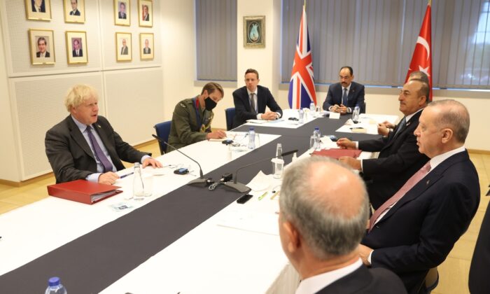 Cumhurbaşkanı Recep Tayyip Erdoğan’ın Brüksel’de NATO Liderler Zirvesi kapsamında İngiltere Başbakanı Boris Johnson ile görüşmesi başladı.