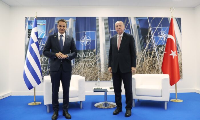 Cumhurbaşkanı Recep Tayyip Erdoğan’ın Brüksel’de Yunanistan Başbakanı Kiriakos Miçotakis ile görüşmesi başladı.