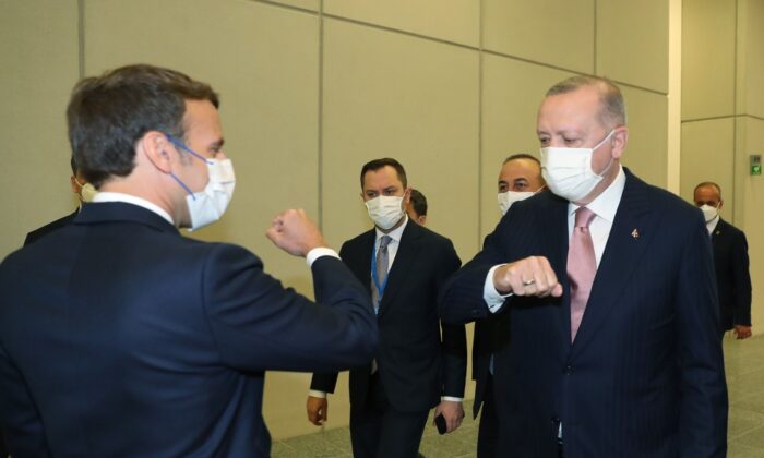 Cumhurbaşkanı Recep Tayyip Erdoğan’ın NATO Liderler Zirvesi’ne katılmak üzere geldiği Belçika’nın başkenti Brüksel’de Fransa Cumhurbaşkanı Emmanuel Macron ile görüşmesi başladı.