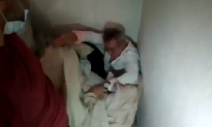 Çuvalların altına saklanan şahıs böyle yakalandı