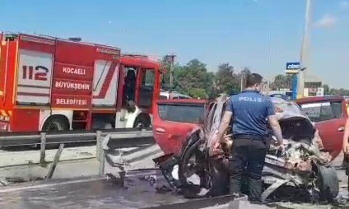 D100’de bariyerlere çarpan otomobil hurdaya döndü: 5 yaralı