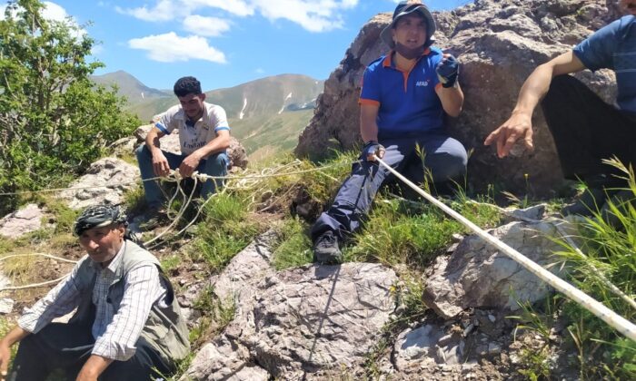 Dağda mahsur kalan çobana AFAD ekipleri yetişti