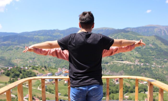 Dağın yamacındaki tekne turistlerin ilgi odağı oldu