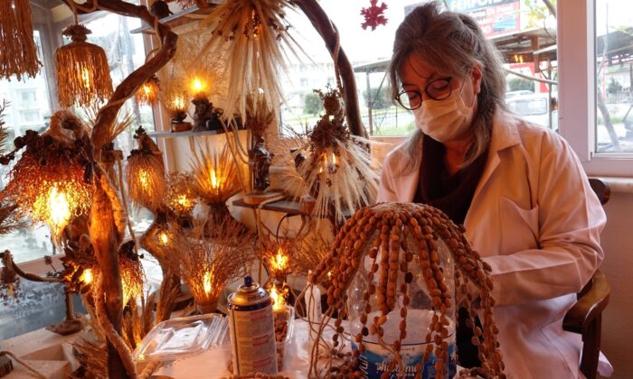 Dal ve kökleri dekoratif ışık sistemlerine dönüştürüyor