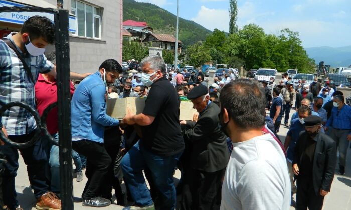 Damadı tarafından bıçaklanan adam son yolculuğuna uğurlandı