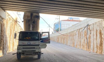 Damperi açık unutulan kamyon köprüye çarptı: 2 yaralı